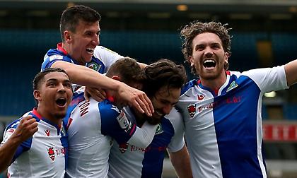 «Μάτωσαν» την Κάρντιφ τα… αγκάθια της Μπλάκμπερν!