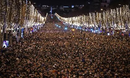 Εκπληκτικές εικόνες από το Παρίσι: Ένα εκατ. Γάλλοι στο Champs-Elysees γιόρτασαν την έλευση του 2023