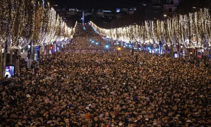 Εκπληκτικές εικόνες από το Παρίσι για την έλευση του 2023