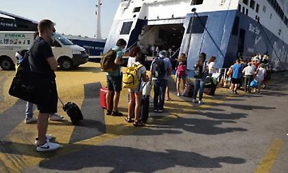 Ποιες ημέρες θα... καθόμαστε: Οι αργίες και τα τριήμερα του 2023