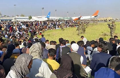 Αφγανιστάν: Αιματηρή έκρηξη στο στρατιωτικό αεροδρόμιο της Καμπούλ