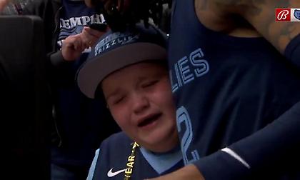 Ο Μοράντ χάρισε τα υπογεγραμμένα του παπούτσια σε πιτσιρικά και αυτός πλάνταξε στο κλάμα