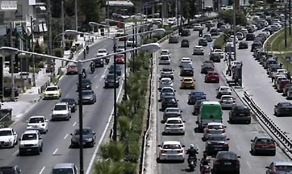 Αυξημένη κίνηση στην παραλιακή προς Γλυφάδα λόγω σύγκρουσης οχημάτων