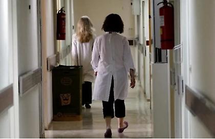 Στα πόστα τους από σήμερα 1.700 ανεμβολίαστοι υγειονομικοί