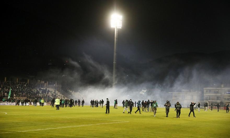 Αδιανόητο: Δακρυγόνο των ΜΑΤ έξω από το γήπεδο έπεσε στην εξέδρα των οπαδών του Παναθηναϊκού!