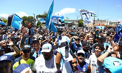 Απίθανη υποδοχή από χιλιάδες φίλους της Γκρέμιο στην άφιξη του Λουίς Σουάρες στην Βραζιλία!