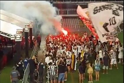 Αποχαιρέτησαν τον Πελέ με συνθήματα και καπνογόνα οι φίλοι της Σάντος!