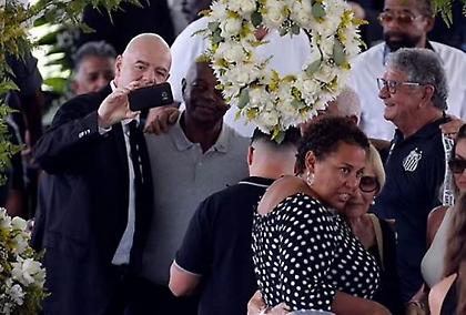 Τραγικός Ινφαντίνο: Έβγαλε… selfie πάνω από το φέρετρο του Πελέ!