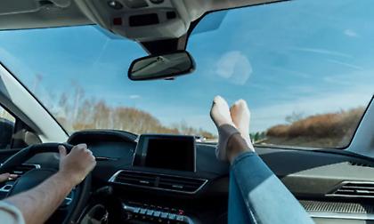 Χάθηκε το μέτρημα: 23μελής οικογένεια ταξίδεψε στην Ελβετία μέσα σε 7θέσιο αυτοκίνητο!