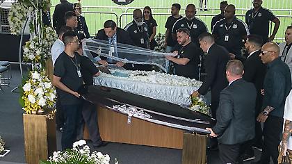 Live: Πλήθος κόσμου στην αγρυπνία για τον Πελέ στο γήπεδο της Σάντος