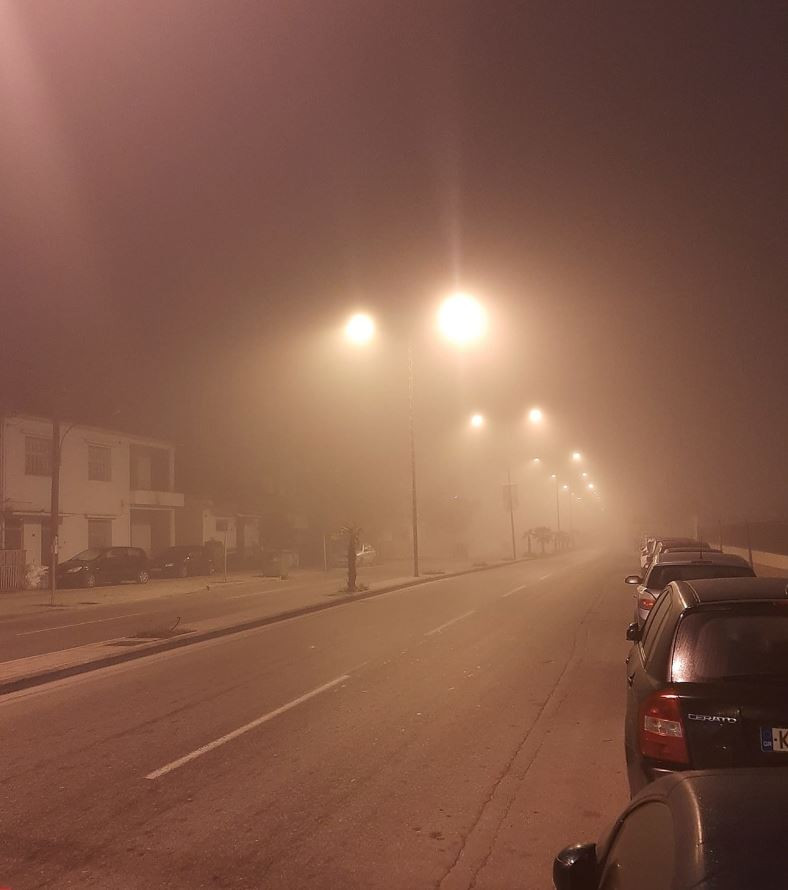 Πυκνή ομίχλη εξακολουθεί να «σκεπάζει» τη Λάρισα