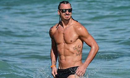 Με νέο χτένισμα και… φέτες ο Ζλάταν κάνει διακοπές!