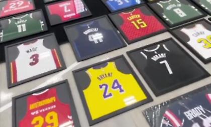 Ο Γιάννης Αντετοκούνμπο μας παρουσίασε την τεράστια συλλογή του με φανέλες ΝΒΑ