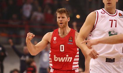 «Πάτησε» την Αρμάνι για… ποδαρικό ο Ολυμπιακός!