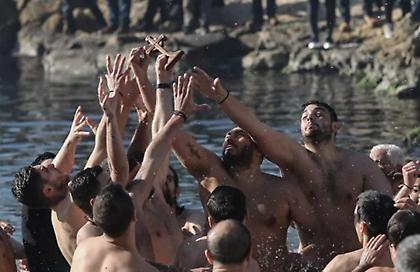 Με λαμπρότητα τα Θεοφάνεια στον Πειραιά, προεξάρχοντος του Αρχιεπισκόπου