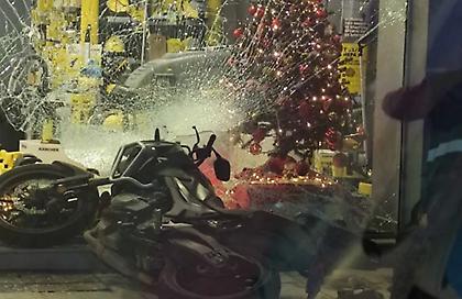 Παιανία: Μηχανή συγκρούστηκε με ΙΧ και «καρφώθηκε» σε βιτρίνα καταστήματος