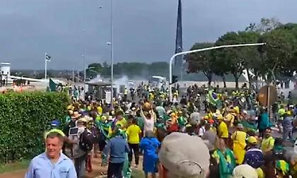 Χάος στη Βραζιλία: Εισβολή οπαδών του Μπολσονάρου σε κυβερνητικά κτίρια