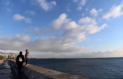 Καιρός: Λιακάδα με λίγες τοπικές συννεφιές και κάποιες βροχές