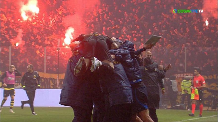 Χαμός στον πάγκο της ΑΕΚ μετά το γκολ του Πινέδα