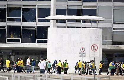 Σκηνές χάους στη Βραζιλία – Ανέκτησε τον έλεγχο των κυβερνητικών κτιρίων ο Λούλα