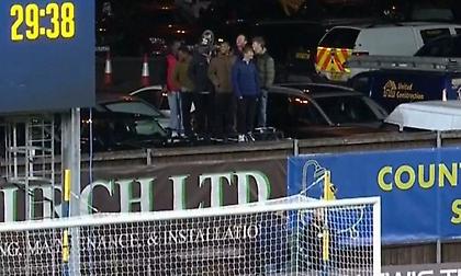 Οπαδοί της Όξφορντ είδαν το ματς με την Άρσεναλ από… καπό αυτοκινήτου!