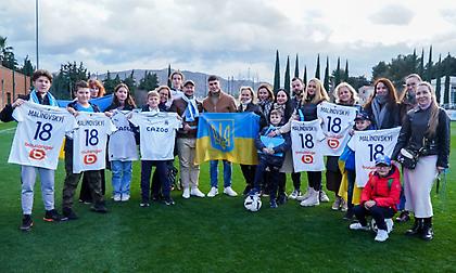 Μεγαλείο Μαλινόφσκι: Επισκέφθηκε Ουκρανούς πρόσφυγες με το που έφτασε στη Μασσαλία!