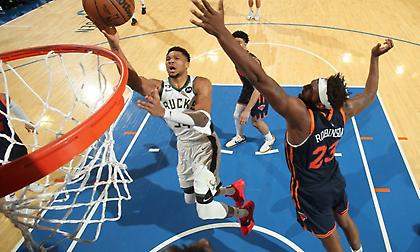 Άλωσαν τη Νέα Υόρκη οι Μπακς του Γιάννη με σούπερ ανατροπή από το -17