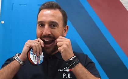 Ο Γλύκος διαφημίζει είδη αλιείας και γίνεται viral