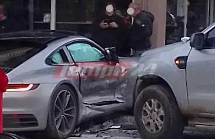 Porsche στην Πάτρα έπεσε πάνω σε αγροτικό και μπήκε σε ζαχαροπλαστείο