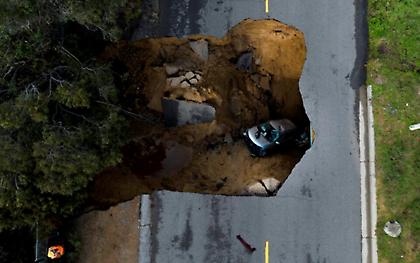 ΗΠΑ: 17 νεκροί από πλημμύρες και κατολισθήσεις, οδοστρώματα «καταπίνουν» αυτοκίνητα