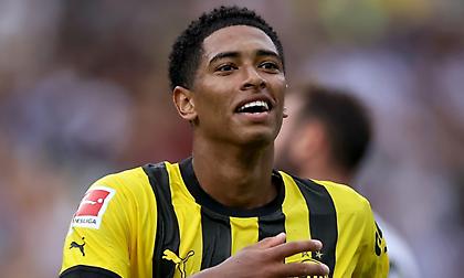 Υπέγραψε φανέλα της Ρεάλ Μαδρίτης ο Μπέλιγχαμ!