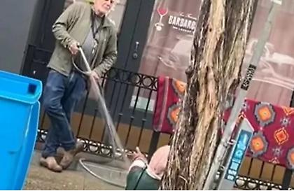 Σαν Φρανσίσκο: Κατέβρεξε άστεγη επειδή κάθισε απέναντι από την επιχείρησή του