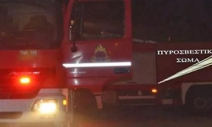 Πυρκαγιά εκδηλώθηκε σε παντοπωλείο στην Αχαρνών και σε ΙΧ στο Μενίδι