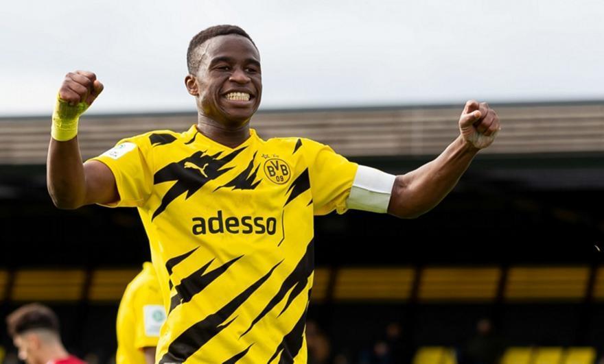 Ντόρτμουντ: Τα βρήκε με Μουκόκο για συμβόλαιο έως το 2027!