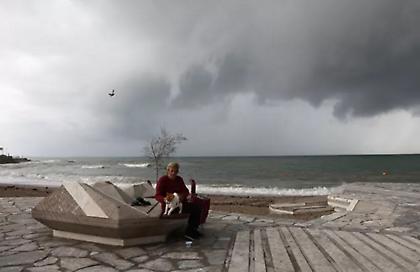 Καιρός: Βροχερό το σκηνικό την Κυριακή – Σε ποιες περιοχές θα πέσουν χιόνια