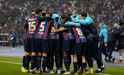 Η απονομή του τροπαίου του Σούπερ Καπ στην Μπαρτσελόνα