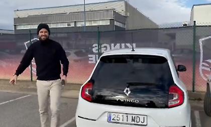 Το είπε και το έκανε ο Πικέ: Πήγε στο γήπεδο με… Twingo!