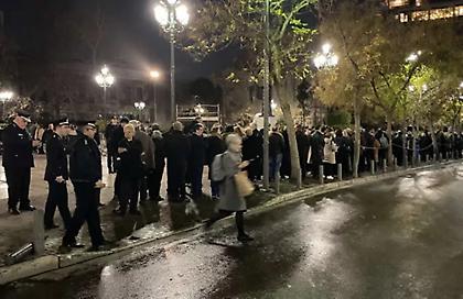 Κηδεία τέως βασιλιά Κωνσταντίνου: «Ουρά» για το τελευταίο αντίο