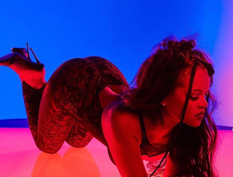 Rihanna: Με σούπερ σέξι εσώρουχα για του Αγίου Βαλεντίνου