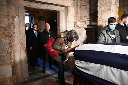 «Ψωμί, ελιά και Κώτσο βασιλιά»: Συνθήματα έξω από τη Μητρόπολη για την κηδεία του Κωνσταντίνου