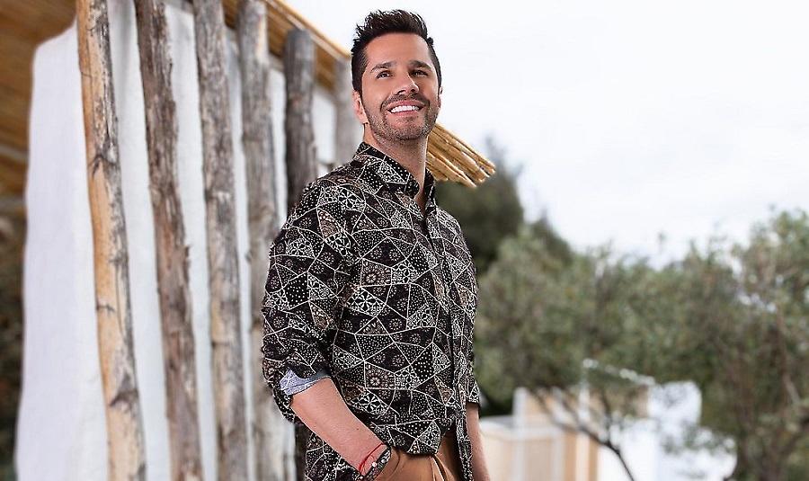 Ο Τσαλίκης με μπουφάν του Ολυμπιακού έξω από το Καραϊσκάκη… πουλάει «βρώμικο»