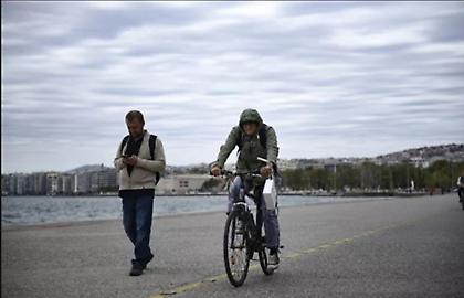 Με συννεφιά και τοπικές βροχές ο καιρός αύριο