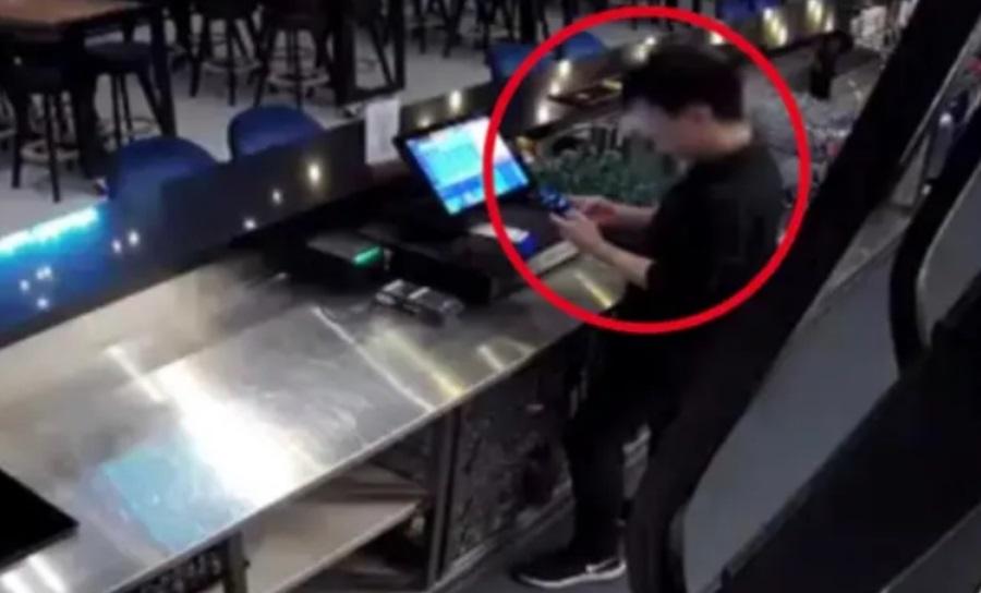 Έκοψαν 190€ από μισθό υπαλλήλου επειδή ασχολούταν με το κινητό του εν ώρα βάρδιας