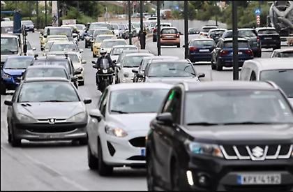 Σύγκρουση βυτιοφόρου με δύο ΙΧ στο Δαφνί - Μποτιλιάρισμα στην Αθηνών-Κορίνθου