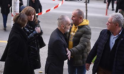 Δολοφονία Άλκη: Συνθήματα από οπαδούς του Άρη έξω από το Δικαστικό Μέγαρο