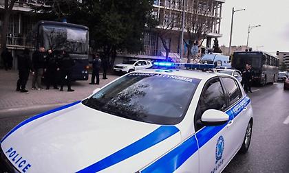 Με σκυμμένο κεφάλι οι 12 κατηγορούμενοι στο δικαστικό Μέγαρο για τη δίκη του Άλκη