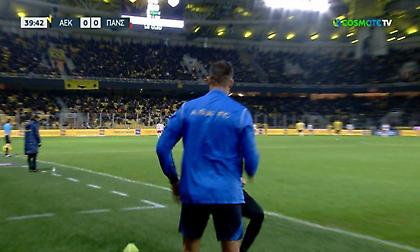 «Άγγιξε» το γκολ ο Μάνταλος για την ΑΕΚ, έσωσε με υπερένταση ο Γιαννίκογλου