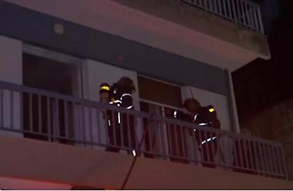 Φωτιά σε διαμέρισμα στο κέντρο της Θεσσαλονίκης - Απομακρύνθηκε η ένοικος (Βίντεο)