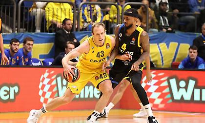 Καθάρισε την Άλμπα και βλέπει οκτάδα η Μακάμπι - Αποχώρησε με πρόβλημα στον αστράγαλο ο Μπράουν