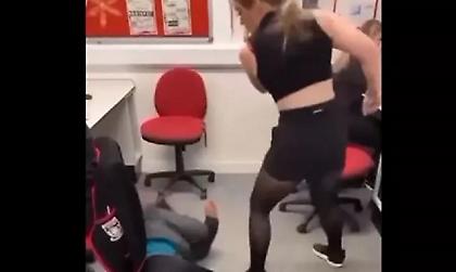 Άγριο ξύλο μέσα σε σχολική αίθουσα στη Σκωτία - Την κλωτσούσε δίχως έλεος στο κεφάλι